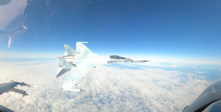 The American pilot from the sudden Su-35 maneuver exclaimed and sharply led his ...