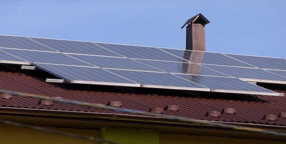сонячні панелі на даху
