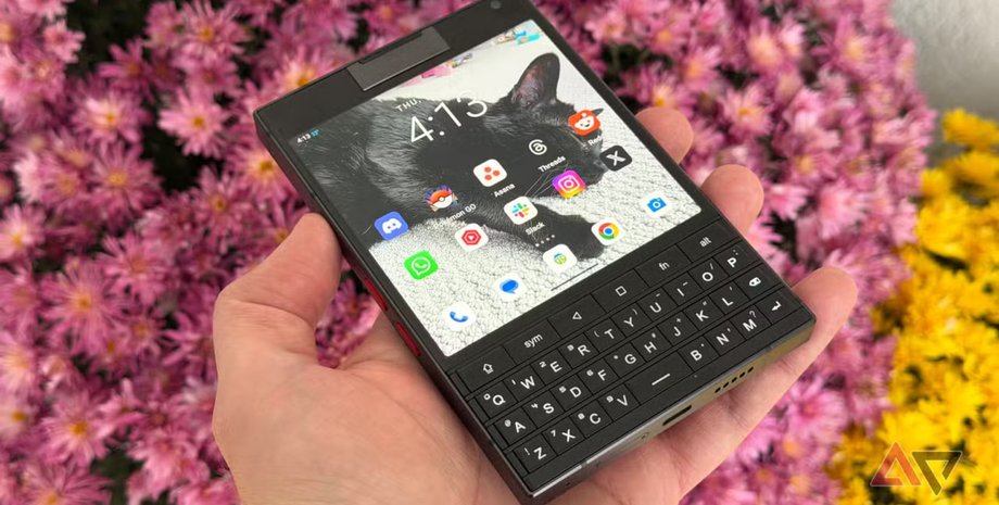 Клавіатурний смартфон Clicks Communicator