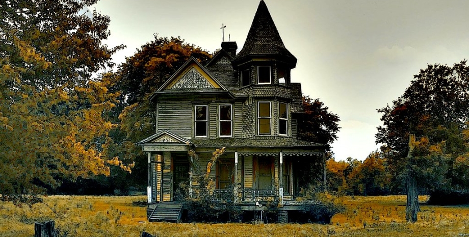 Будинок, старовинний будинок, будинок із привидами, подружжя боїться привида, будинок із привидом, чорні маси, ремонт у будинку, продали будинок