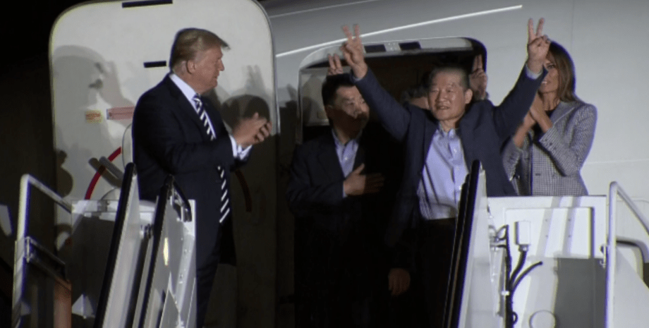 Президент США Дональд Трамп и Мелания встречают освобожденных из КНДР американцев / Фото: CNN
