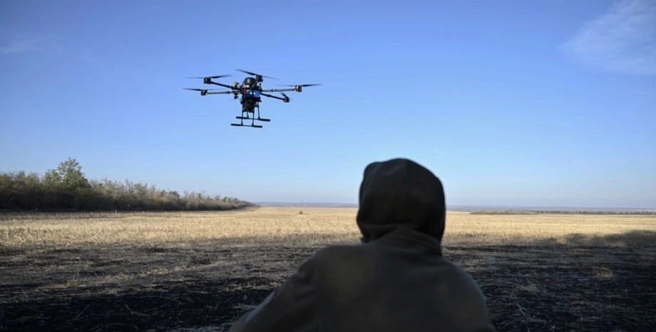 Военный запускает дрон FPV-дрон с боевой частью на базе РПГ