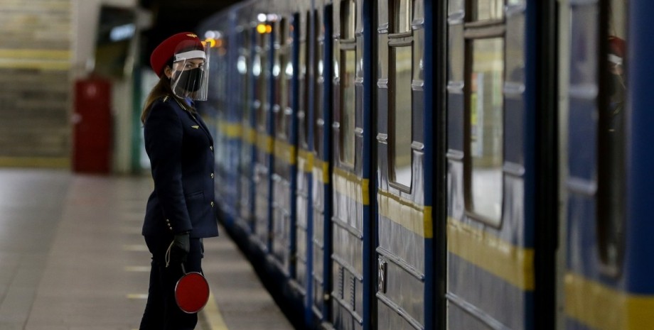 Проводница в метро, Киевский метрополитен, вагон метро