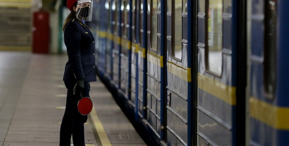 Провідниця в метро, Київський метрополітен, вагон метро