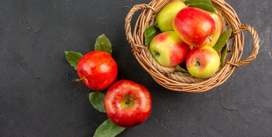 Яблоки на столе и в корзинке