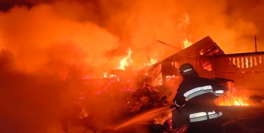 пожар после обстрела в Харькове, россияне обстреляли Харьков, артиллерийский обстрел, разрушения в Харькове