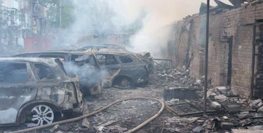 À la suite de l'attaque nocturne de l'armée russe à Zaporizhzhia, 11 personnes s...