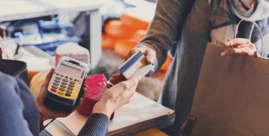 Оплата, банківська карта Оплата, банківська картка, гроші, дав дівчині банківську картку, оплата карткою, дав гроші на продукти, купила міксер, непередбачені витрати