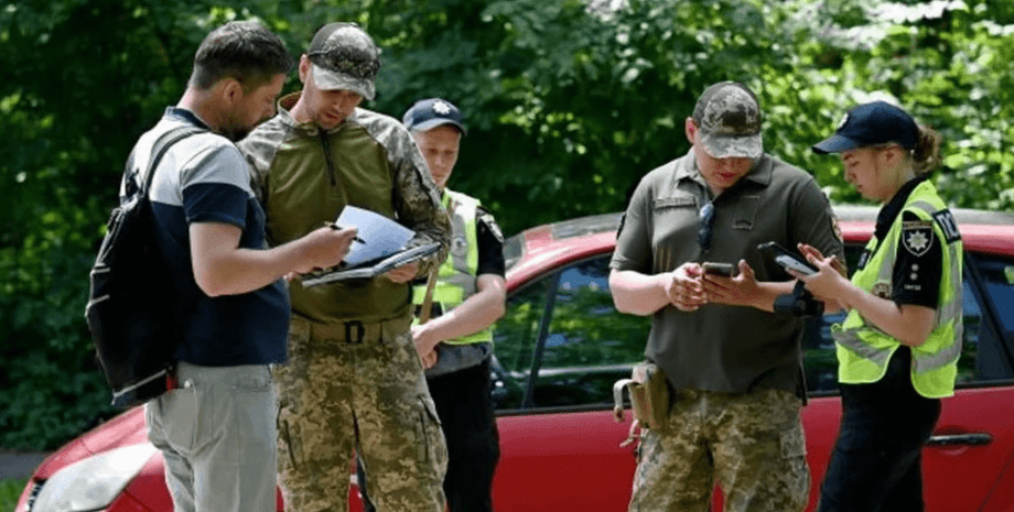 ТЦК и полиция проверяют документы мужчины в рамках закона о мобилизации
