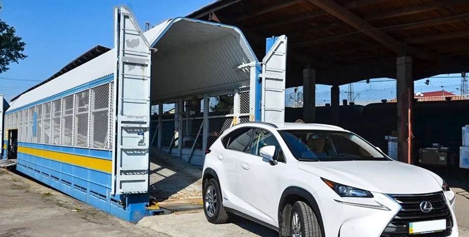 Вагон-автовоз, перевозка авто поездом, перевозка авто, военное положение, эвакуация в Украине