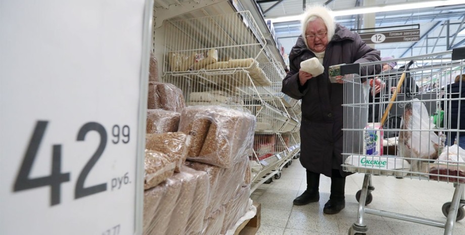 бабушка в магазине, продовольственные товары, бабушка покупает продукты, бакалея, российский магазин продуктов