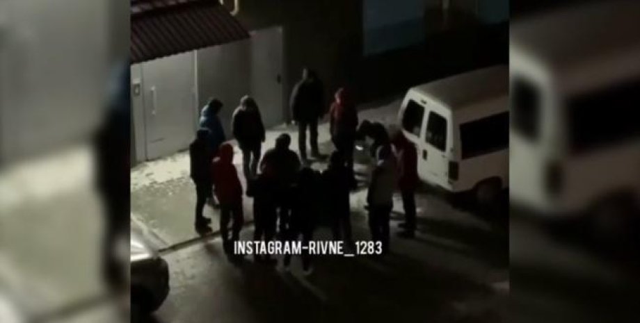 Таксисты, Ровно, избиение пассажира, отказался платить, видео