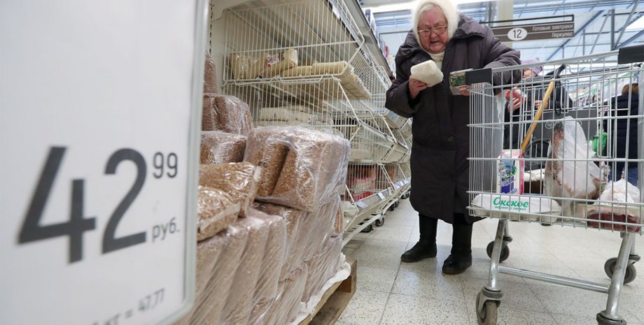 бабушка в магазине, продовольственные товары, бабушка покупает продукты, бакалея, российский магазин продуктов
