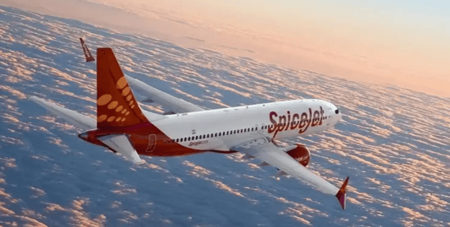 Самолет авиакомпании SpiceJet, пассажир самолета, застрял в туалете в самолете, не смогли открыть дверь, стюардесса передала записку, ЧП в самолете