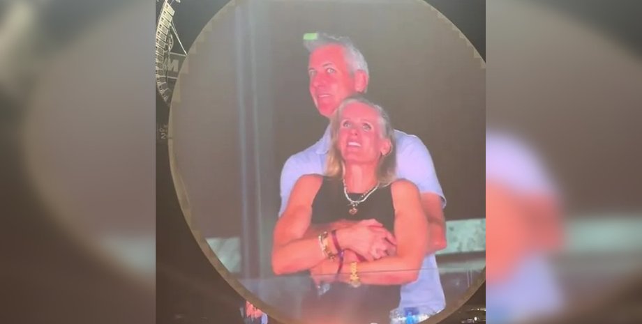 Энди Байрон и Кристин Кебот целовались перед тем, как их поймали на измене на концерте