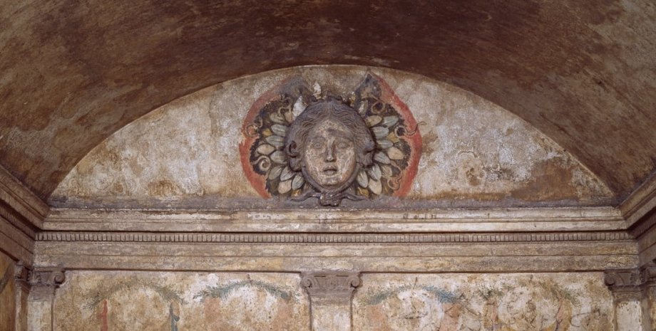 лицо горгоны, гробница, потолок, стена, фото