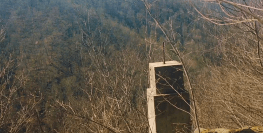 Женщина заметила пугающую деталь на фото, поход в горы, жуткое фото, маленькая деталь на фото, заметили руку на фото,