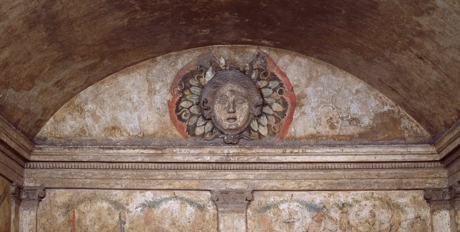 лицо горгоны, гробница, потолок, стена, фото