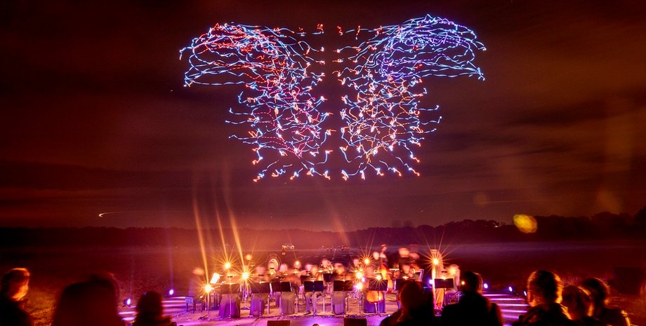 Светодиодное шоу дронов / Фото: Intel