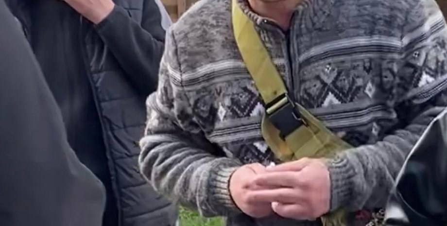 Мужчина с друзьями избил двух женщин из-за парковочного места.