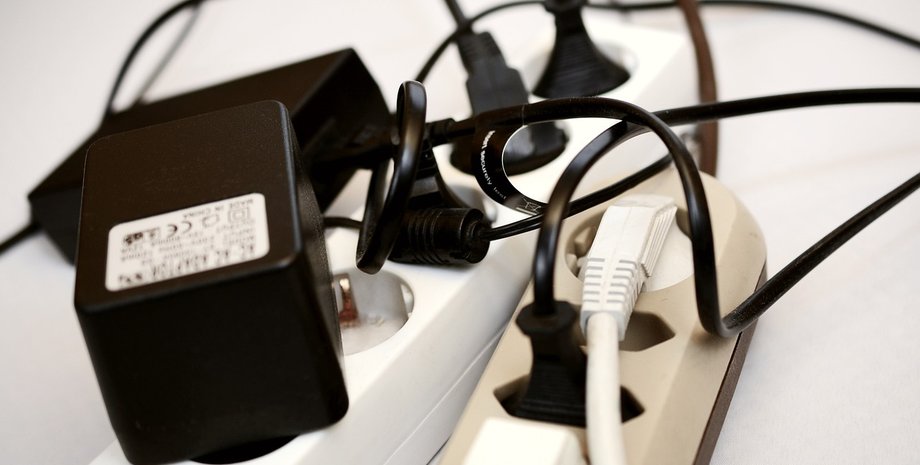 Перехідник, розетка, підключені прилади