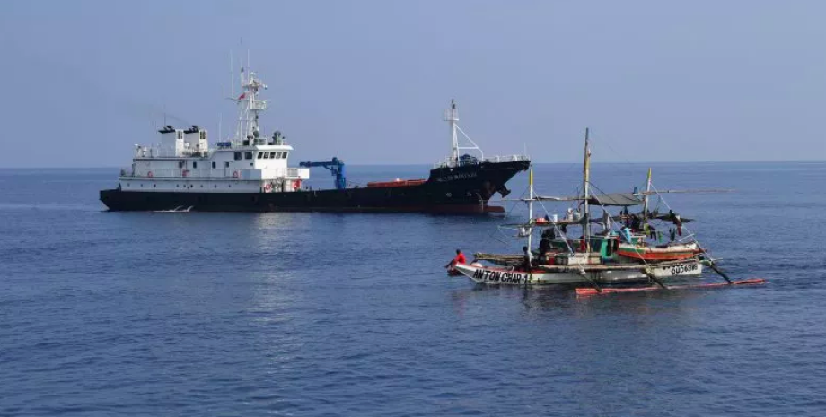 Рыболовная лодка и береговая охрана Китая