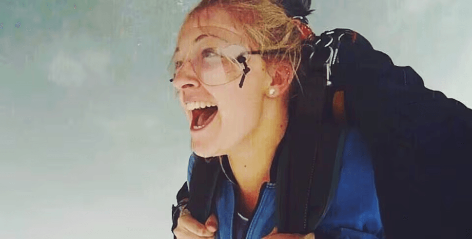 Дівчина впала після стрибка з парашутом, не розкрився парашут, впала з висоти 4,5 км, стрибок з парашутом, вижила після падіння, Емма Кері