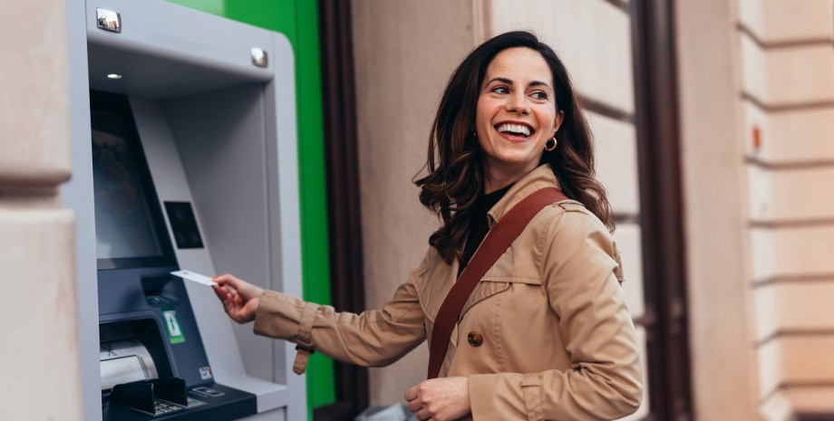 девушка у банкомата счастье, счастье за деньги, купить счастье, на что потратить деньги