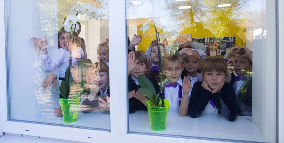 школа, діти у вікна