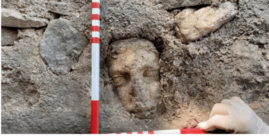 Durante la excavación del castillo turco, los arqueólogos hicieron un descubrimi...