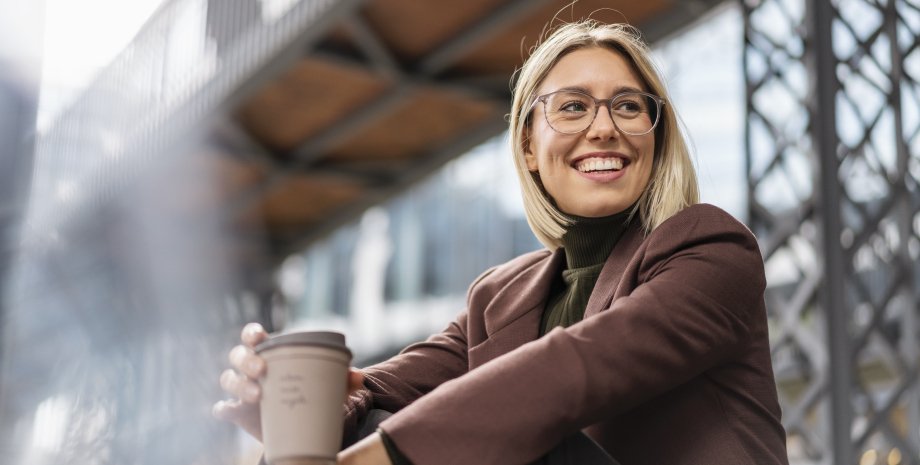 дівчина коричневе пальто андре тан показав, як носити трендові кольори восени 2025