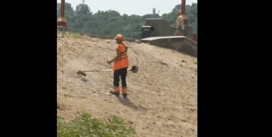 работник с мотокосой, киев, песок, фото