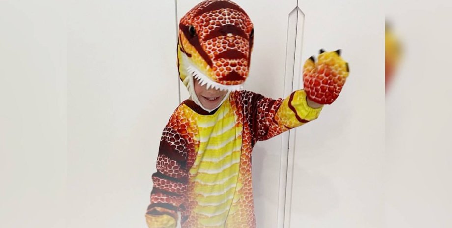 Ребенок в костюме динозавра