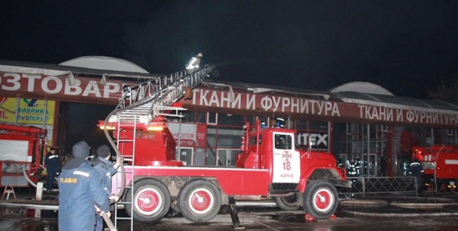 Пожар, Харьков, рынок, сгорели павильоны