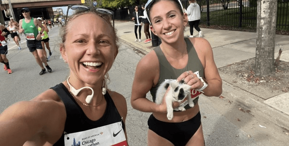 Марафон в США, забег, длинный забег, личный рекорд, спасла котенка, нашла новый дом для котенка, отдала котенка зрителям