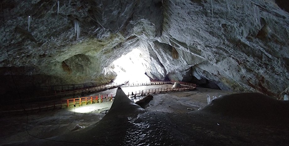 ледяная пещера румуния