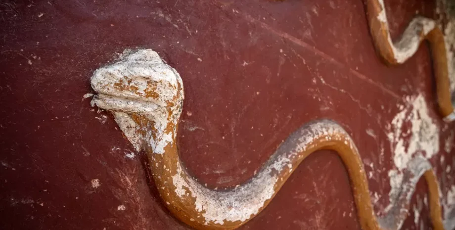 Археологический парк Помпеи, вулкан Везувий, римский мир, древний город, археологические открытия, фрески, кухонная святыня, изображения змей, извержение Везувия, утраченная цивилизация