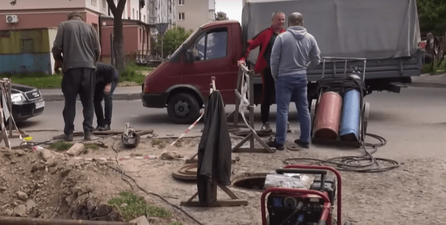 Бійка, бійка з комунальниками, поліція, ніж, цегла, бійка на вулиці, розбірки з комунальниками