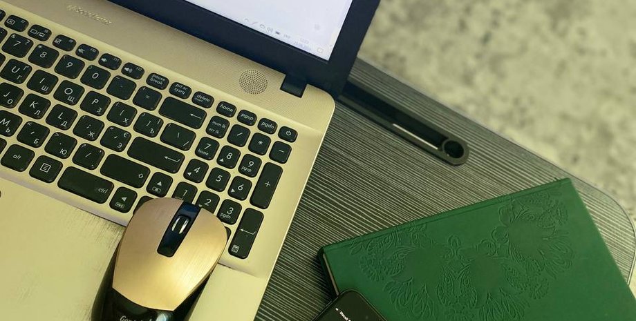 Цифры счастья на экране телефона