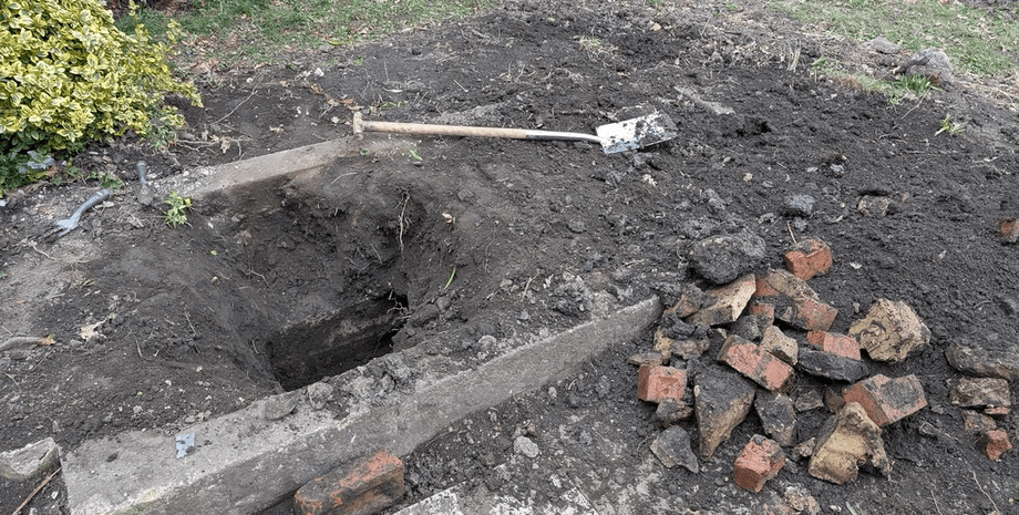 Чоловік знайшов загадкову скриню в саду: знайдене змусило звернутися до копів