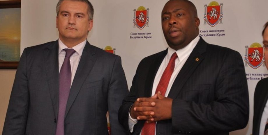 "Глава Крыма" Сергей Аксенов и министр из Зимбабве Сейвиор Касукавере / Фото: Новости Крыма