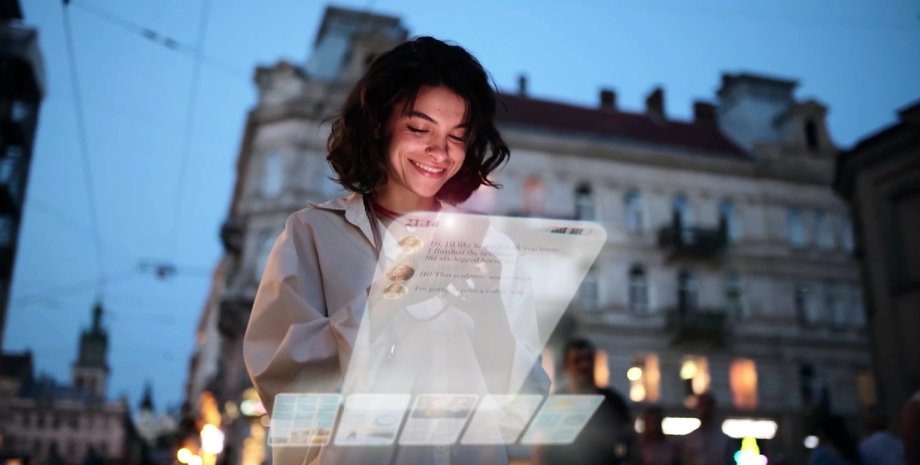 Девушка со смартфоном создает голограммы