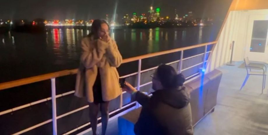 Чоловік освідчився своїй партнерці, пропозиція руки та серця, історія кохання, приколи, цікавинки