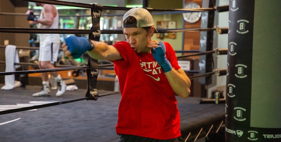 Украинский боксер Тарас Шелестюк готовится к бою