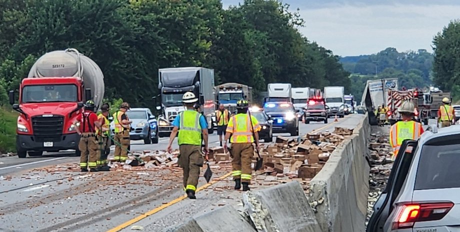 Дорожное покрытие покрыли сотни килограммов хот-догов