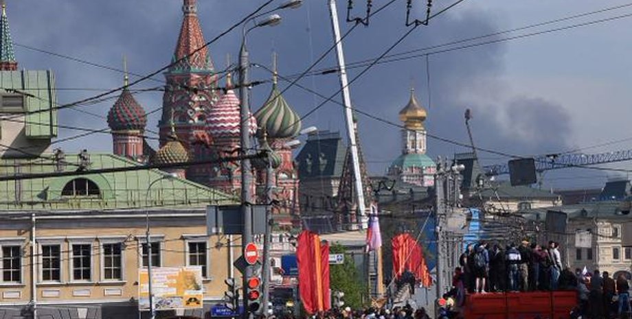 Дым от пожара виден на Красной площади