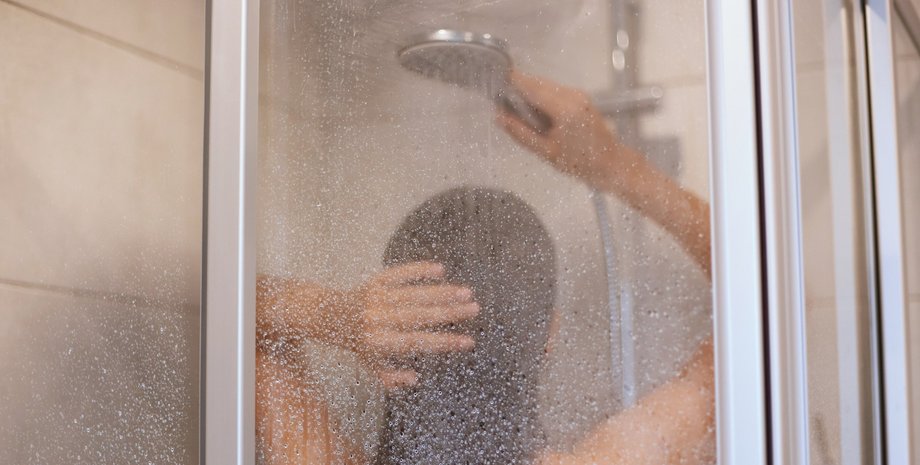 Дівчина приймає душ