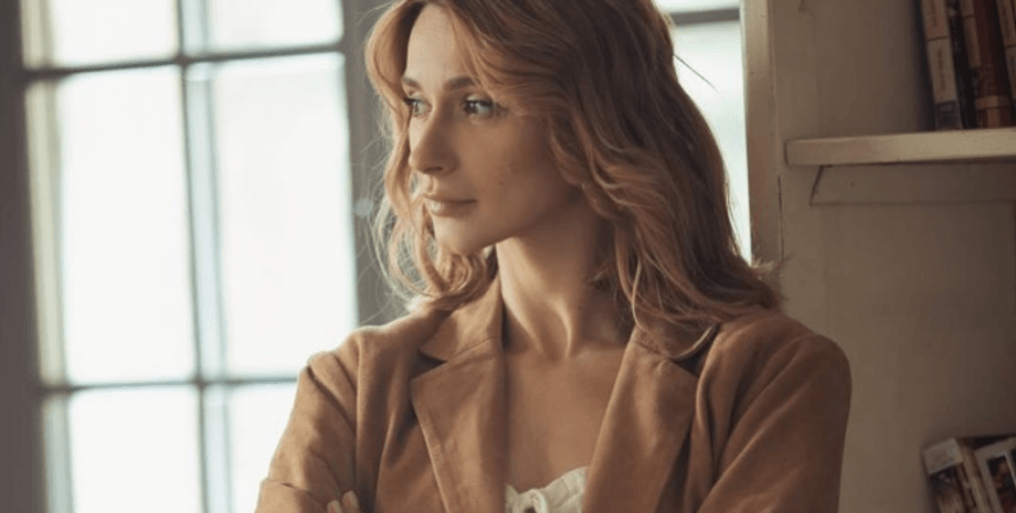 TAYANNA , кімната, полиці, книги