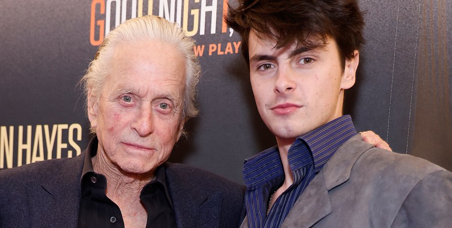 Bir kishi uzun fallus bilan ikki luscious brunettes fucks