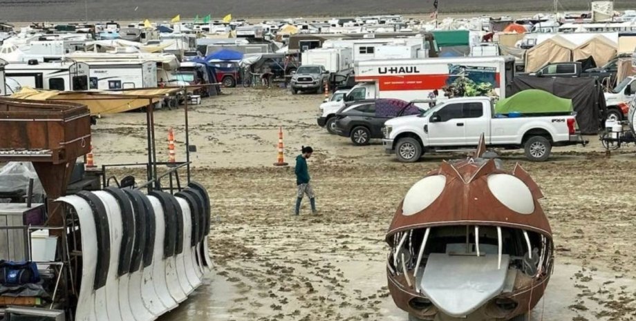 фестиваль Burning Man, грязь, болото, автомобили
